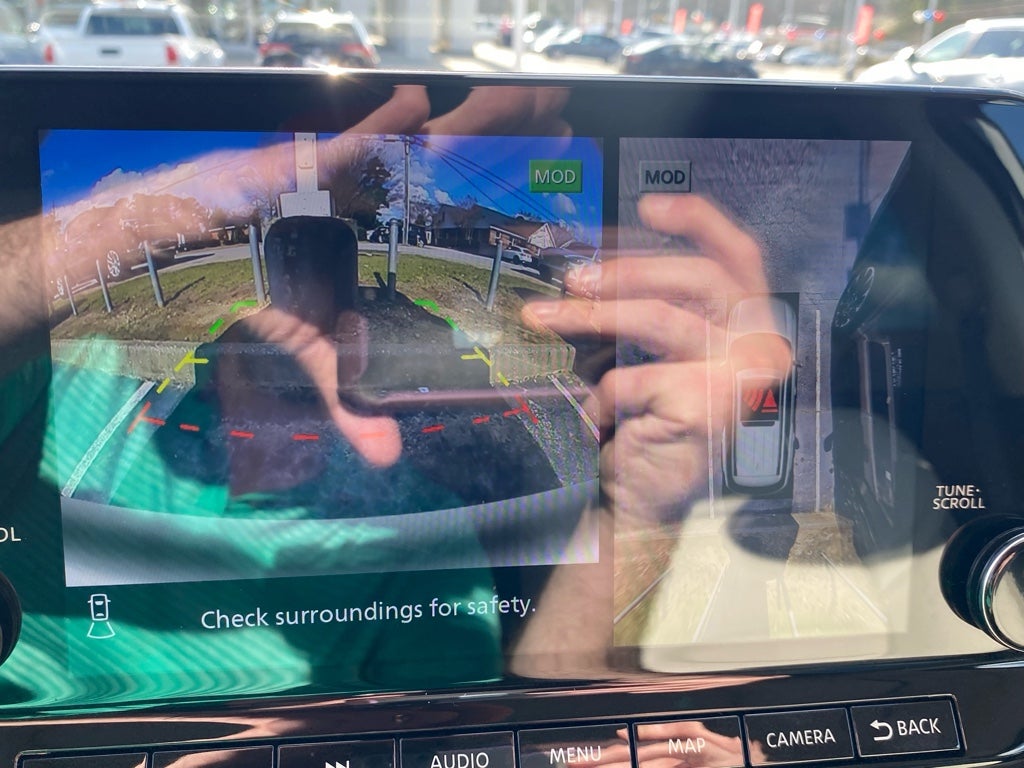 2025 Nissan Pathfinder SL