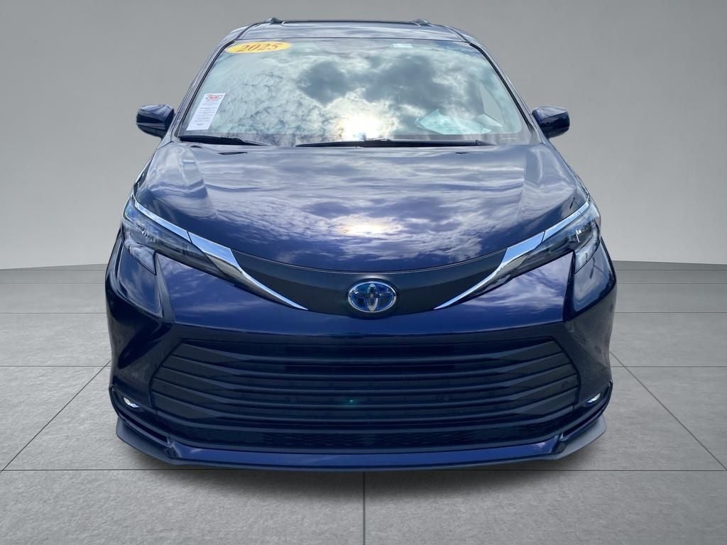 2025 Toyota Sienna XLE 8 Passenger