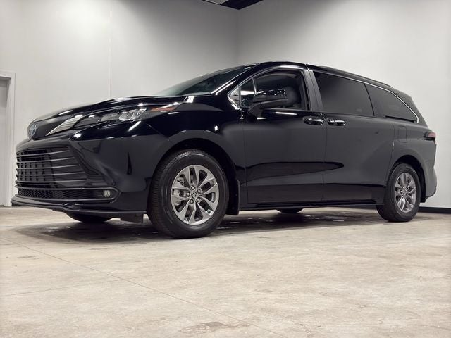 2025 Toyota Sienna XLE 8 Passenger