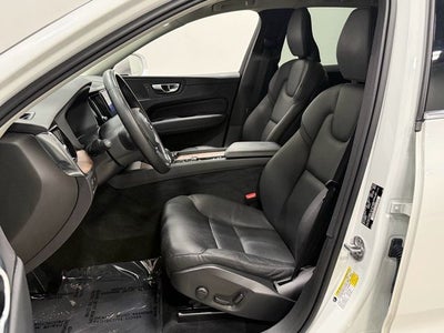 2022 Volvo XC60 B5 Momentum