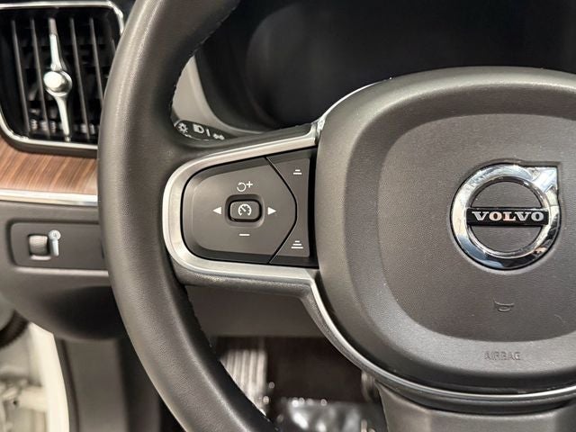 2022 Volvo XC60 B5 Momentum