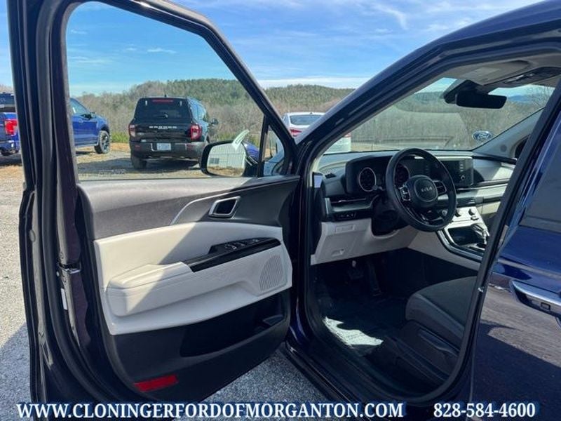 2023 Kia Carnival LX