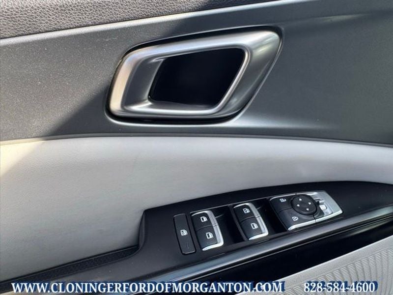 2023 Kia Carnival LX