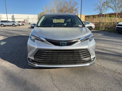 2025 Toyota Sienna XLE 8 Passenger