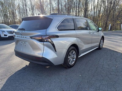 2025 Toyota Sienna XLE 8 Passenger